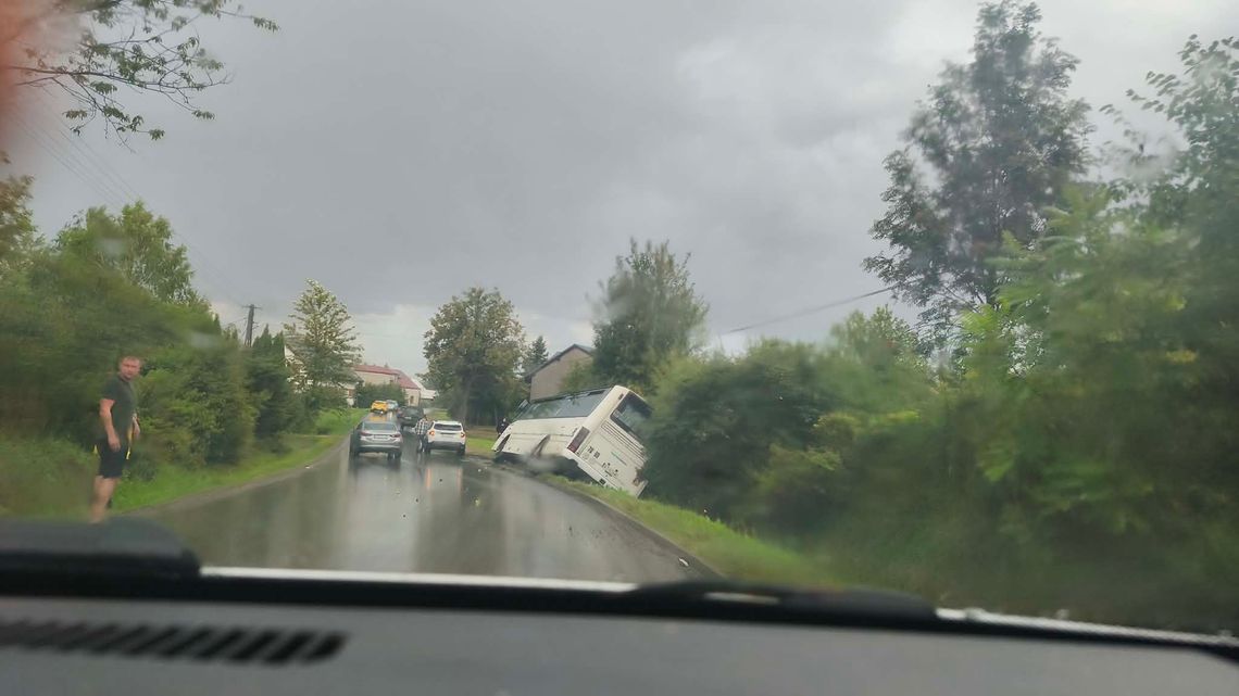 Autobus wpadł do rowu w Harcie w powiecie rzeszowskim. Trwa akcja ratunkowa Autobus wpadł do rowu w Harcie w powiecie rzeszowskim. Trwa akcja ratunkowa
