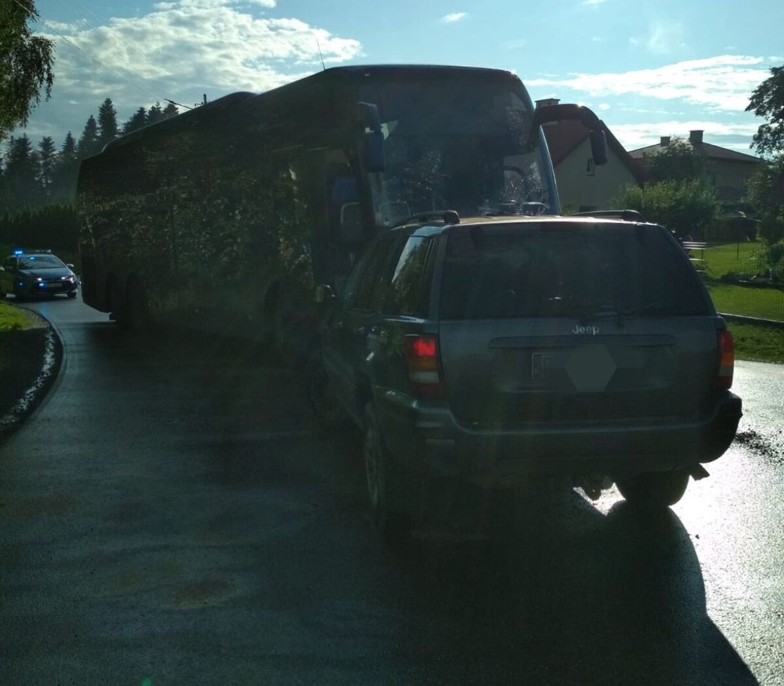 Autobus zablokował drogę, pijany kierowca wjechał wprost w jego bok
