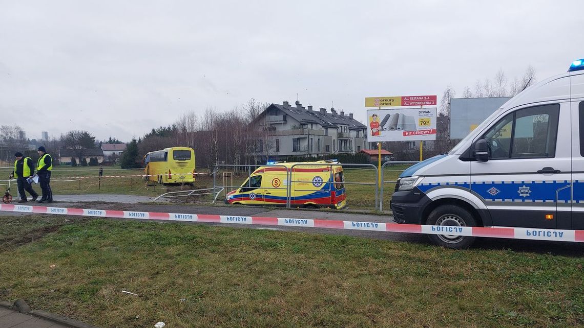 Autokar zjechał ze skarpy na rondzie Kuronia w Rzeszowie! [AKTUALIZACJA]