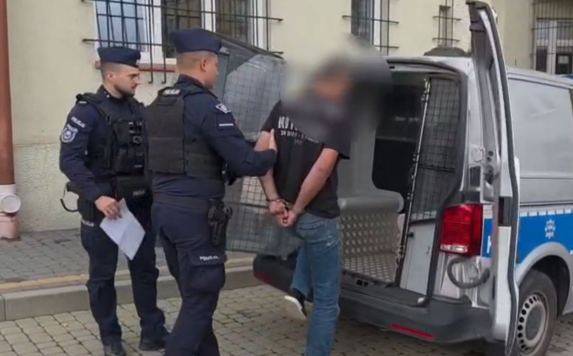 Awantura domowa w Boguchwale. 46-latek zaatakował nawet ratowników. Jednego chciał ugryźć Awantura domowa w Boguchwale. 46-latek zaatakował nawet ratowników. Jednego chciał ugryźć