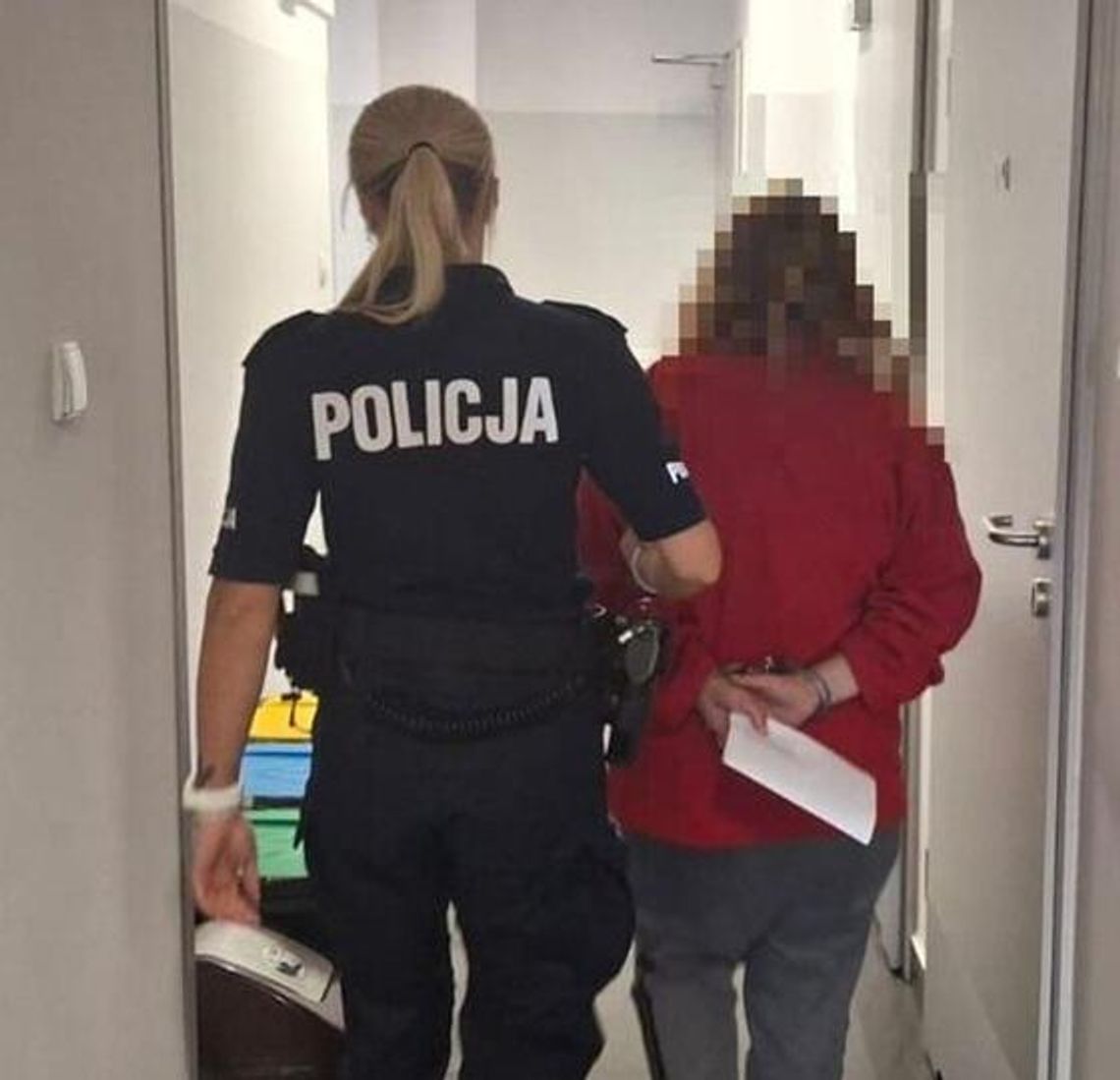 Awantura podczas interwencji policji pod Rzeszowem. 53-latka rzuciła w radiowóz pojemnikiem z nieczystościami Awantura podczas interwencji policji pod Rzeszowem. 53-latka rzuciła w radiowóz pojemnikiem z nieczystościami