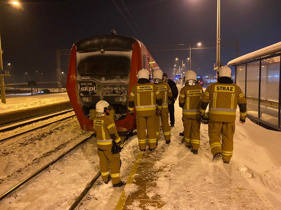 Awaryjne zatrzymanie pociągu w Sędziszowie Młp. Wyciek paliwa i ewakuacja pasażerów Awaryjne zatrzymanie pociągu w Sędziszowie Młp. Wyciek paliwa i ewakuacja pasażerów