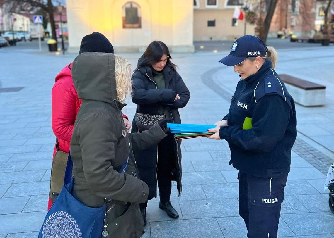 Bądź widoczny, bądź bezpieczny! Rzeszowska policja rozdawała odblaski
