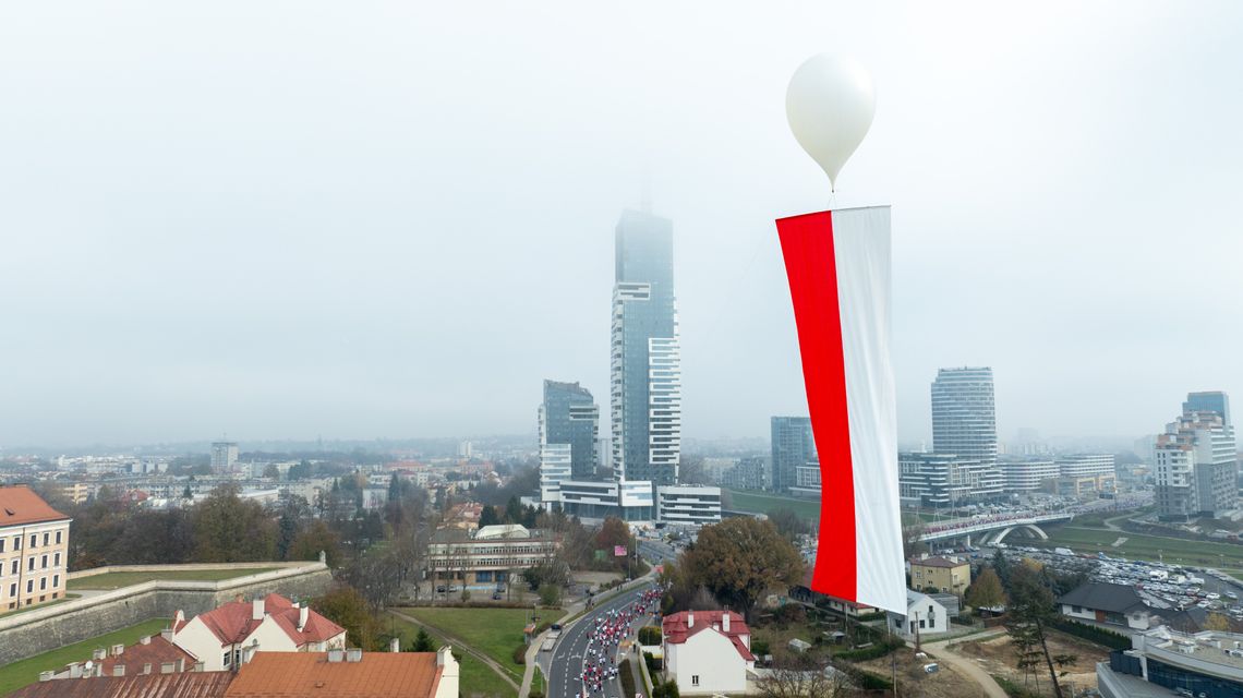 Balon stratosferyczny z biało-czerwoną flagą lata nad Rzeszowem! Zobacz zdjęcia!