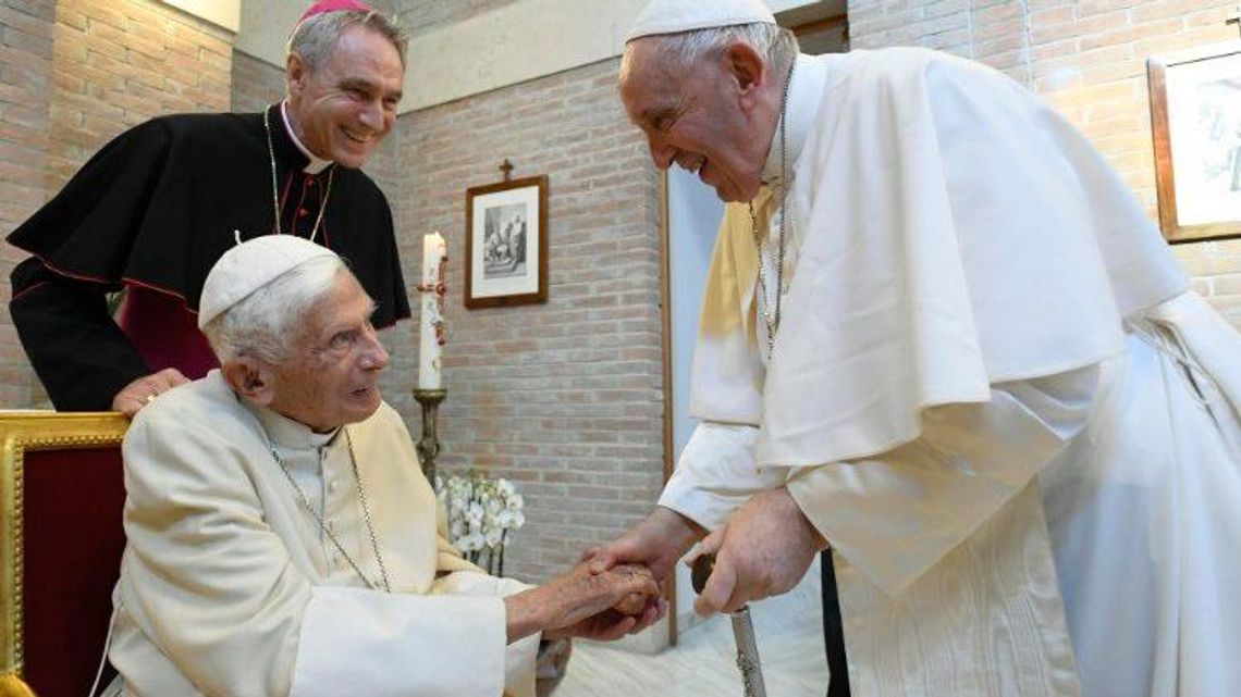 Benedykt XVI umierający? Papież Franciszek prosi o modlitwę w jego intencji