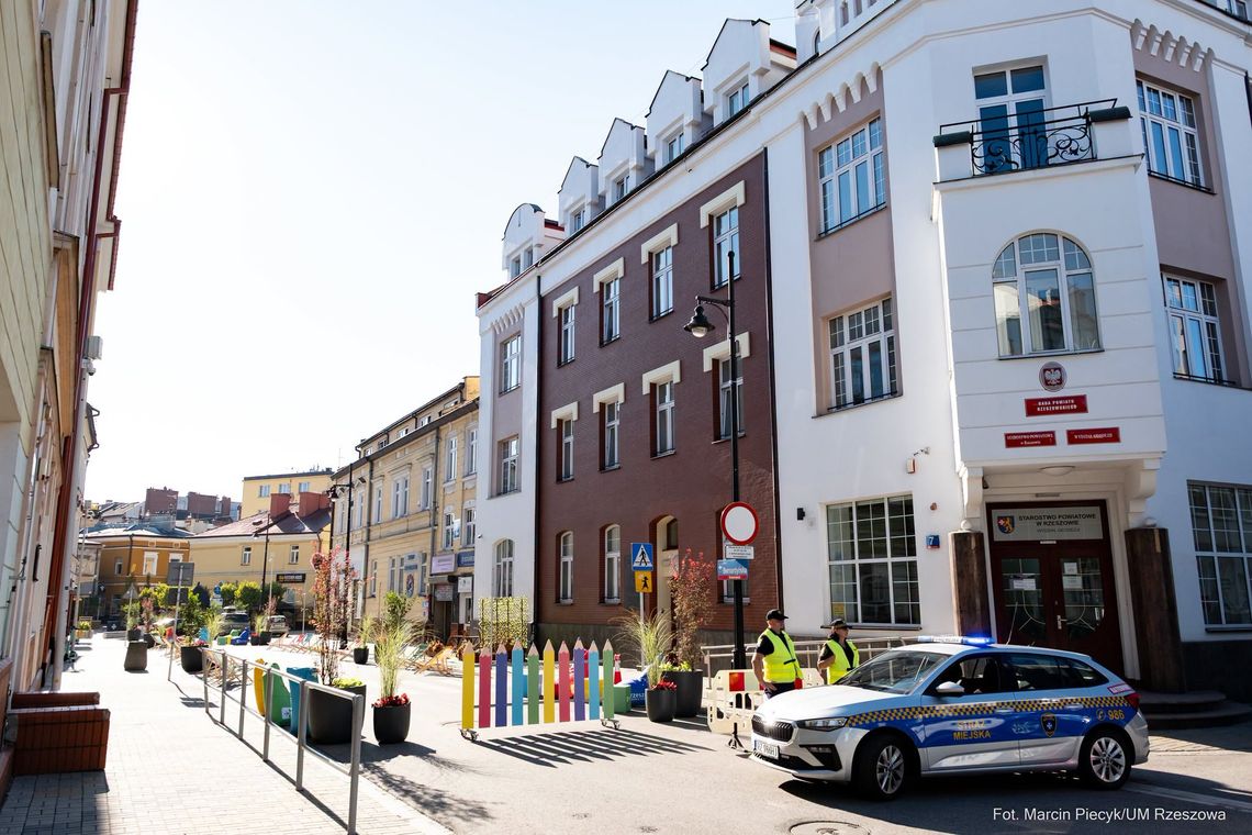 Bernardyńska zmienia się w ulicę szkolną. Przez dwa tygodnie będzie tu spokojniej i bez samochodów Bernardyńska zmienia się w ulicę szkolną. Przez dwa tygodnie będzie tu spokojniej i bez samochodów