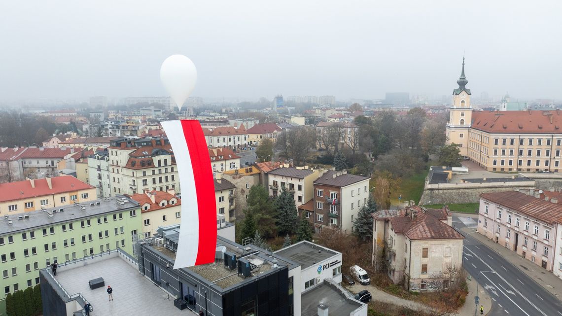 Biało-Czerwona w stratosferze – niezwykłe obchody Święta Niepodległości w Podkarpackim Centrum Innowacji Biało-Czerwona w stratosferze – niezwykłe obchody Święta Niepodległości w Podkarpackim Centrum Innowacji