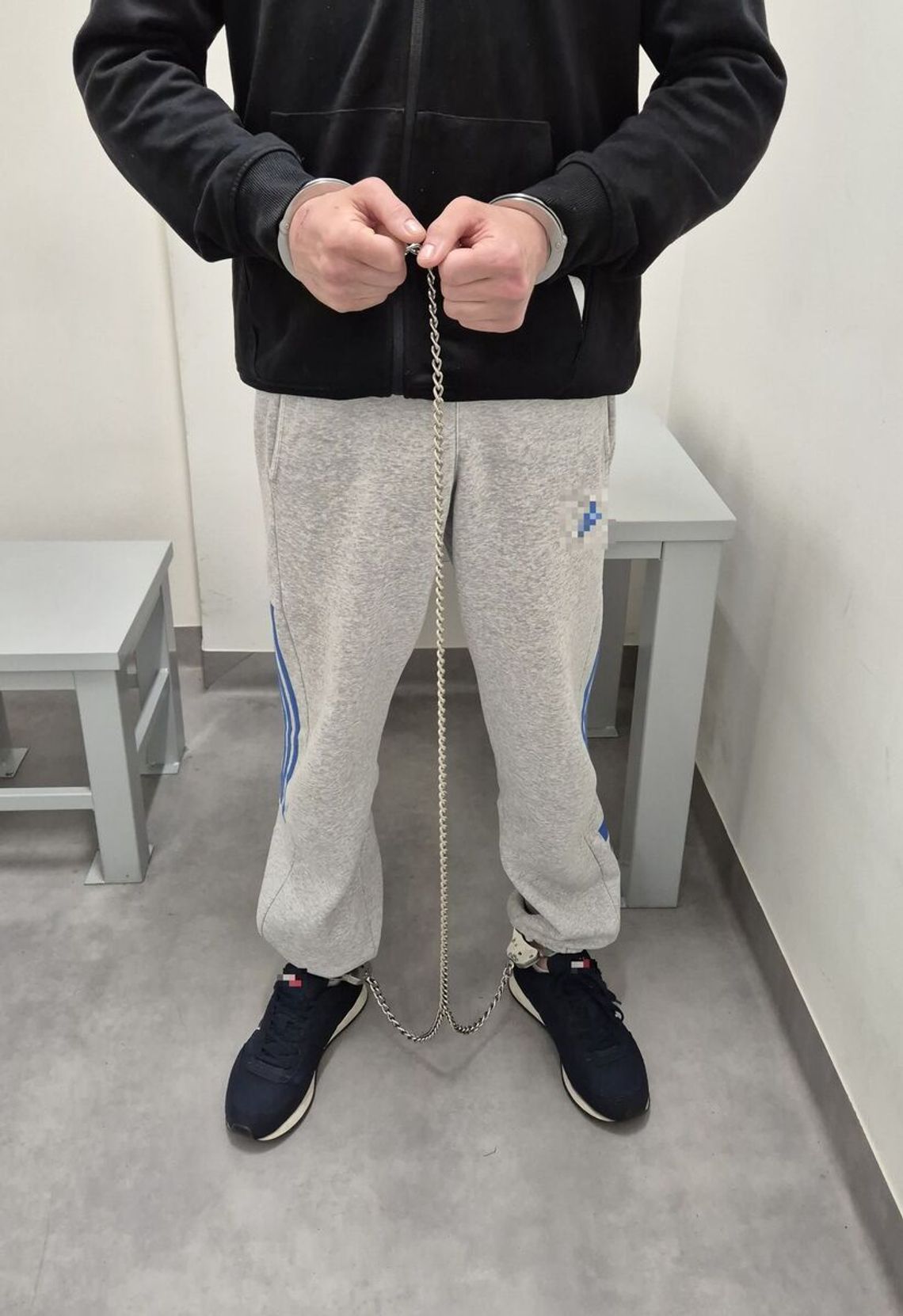 Bili, grozili nożem i okradli 32-latka – sprawcy w rękach policji