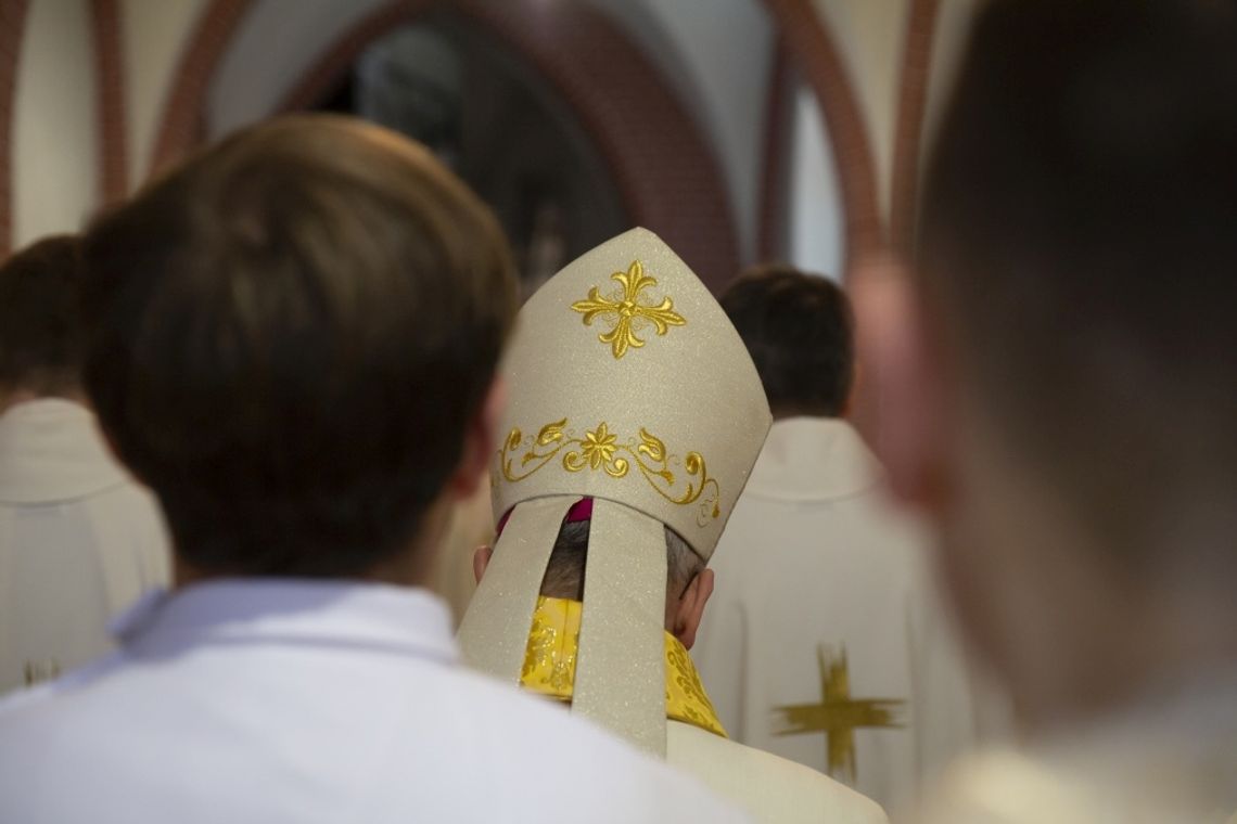 Biskup na ławie oskarżonych. W tle sprawa molestowania