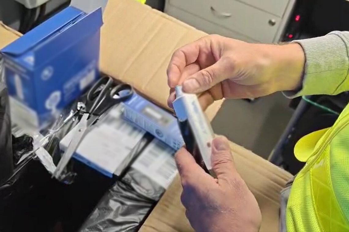 Blisko 10 tysięcy nielegalnych e-papierosów znalezione w przesyłkach kurierskich
