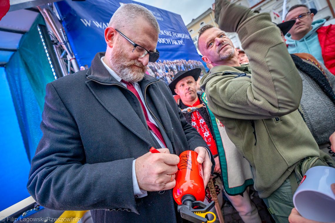 Braun do Hotelu Metropolitan nie wejdzie. Ziściły się apele Lewicy, PSL zapowiada "św. Mikołaja z prezentami"