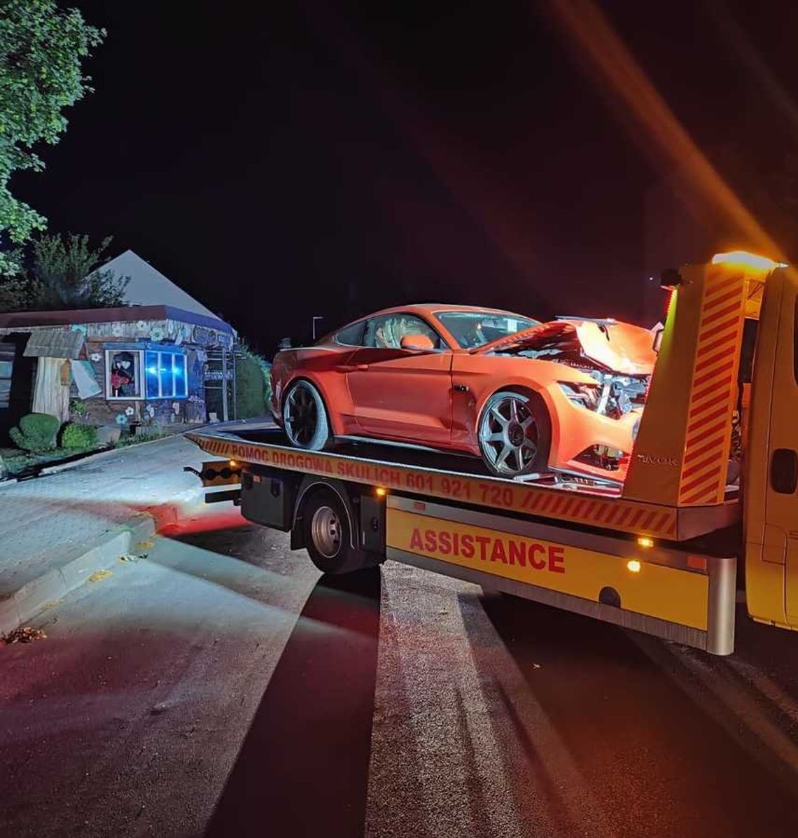 Brawura młodego kierowcy. Mustang rozbity na latarni!