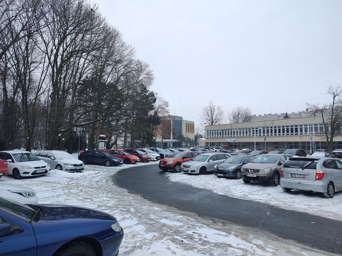 Bunt na Osiedlu Pułaskiego. Mieszkańcy nie chcą targowiska przy basenach ROSiR Bunt na Osiedlu Pułaskiego. Mieszkańcy nie chcą targowiska przy basenach ROSiR