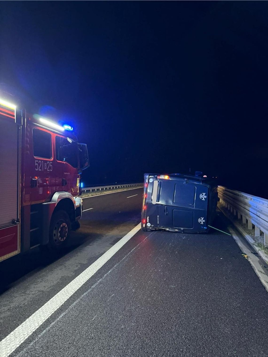 Bus przewrócił się po zderzeniu z jeleniem na autostradzie A4 w Chałupkach