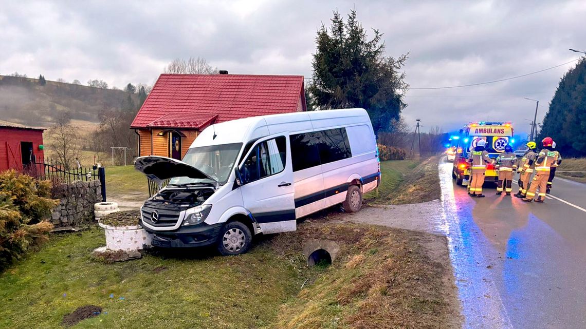 Bus wypadł z jezdni i uderzył w studnię - jedna osoba trafiła do szpitala Bus wypadł z jezdni i uderzył w studnię - jedna osoba trafiła do szpitala