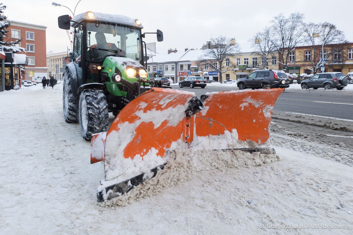Całonocna walka z zimą w Rzeszowie. Główne drogi „czarne”, trwają prace na chodnikach