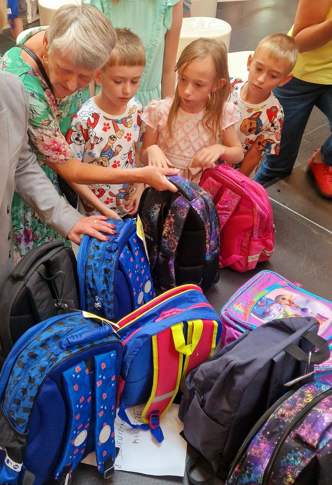 Caritas Rzeszów wspiera uczniów. Ponad 1300 dzieci z „Tornistrem pełnym uśmiechu” [FOTO]