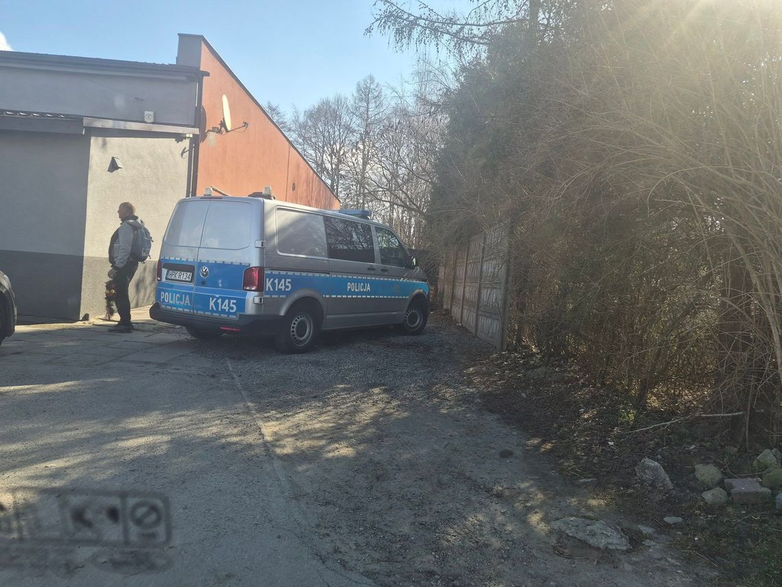 Ciało 41-letniego mężczyzny znalezione w centrum Bratkowic. Na miejscu pracuje policja