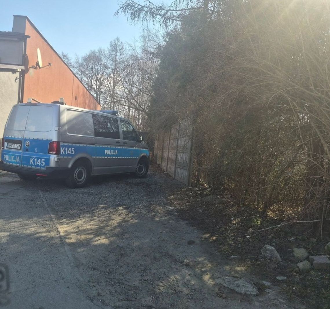 Ciało 41-letniego mężczyzny znalezione w centrum Bratkowic. Na miejscu pracuje policja [AKTUALIZACJA]