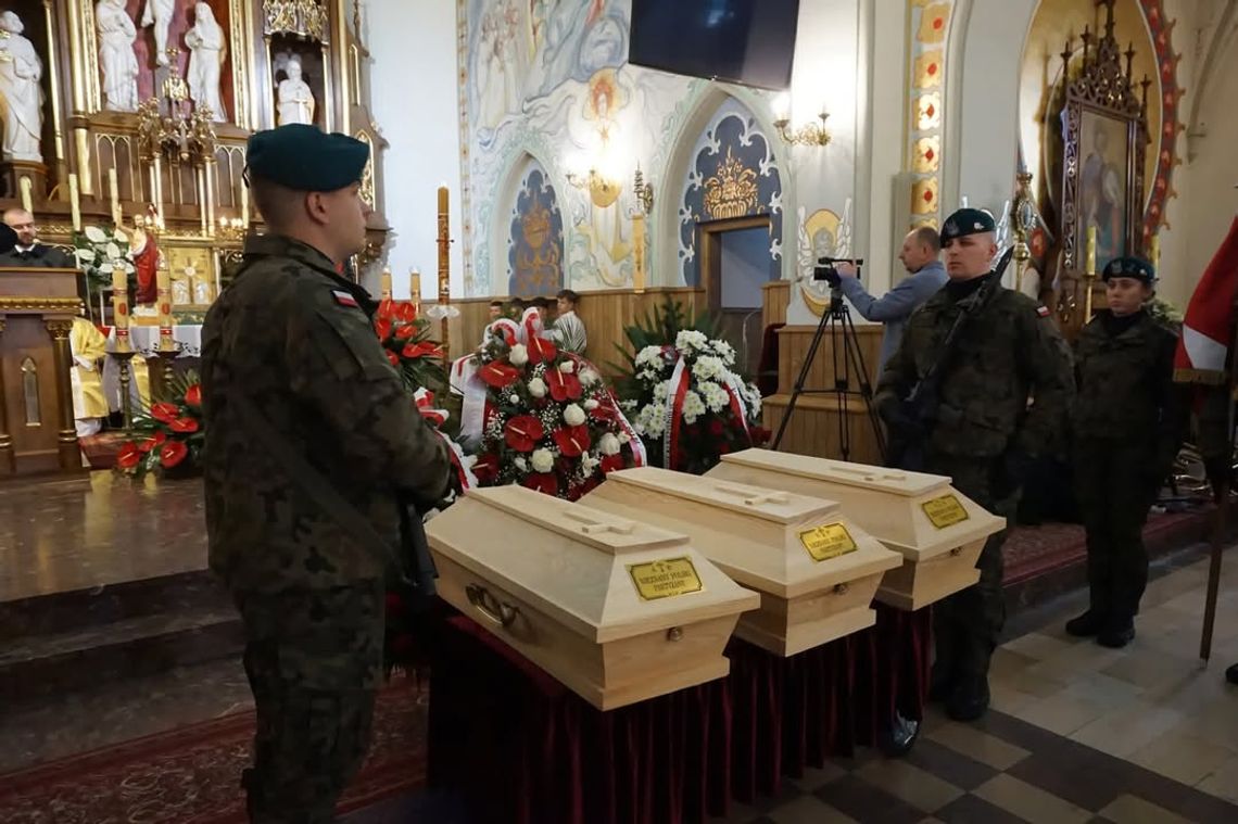 Cisza, która przywraca imiona. Uroczysty pochówek trzech nieznanych partyzantów w Woli Raniżowskiej [ZDJĘCIA]