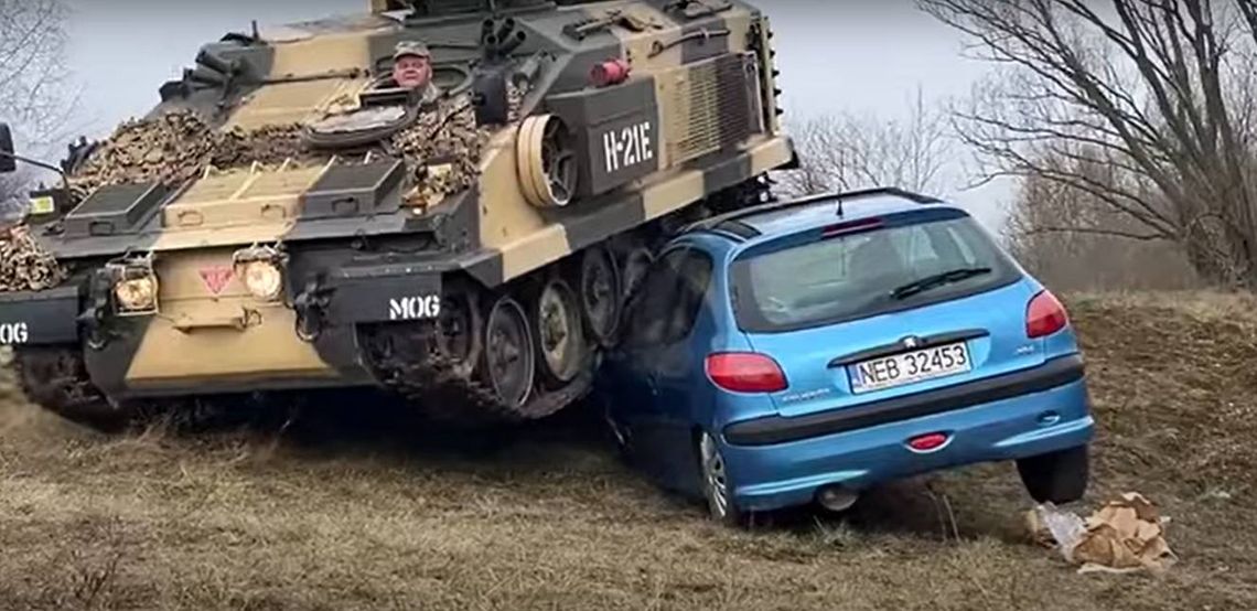 Czołg zmiażdżył peugeota. Specjalnie dla pana burmistrza [WIDEO]