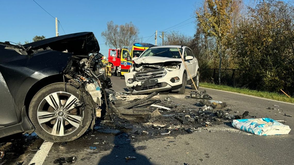 Czołowe zdarzenie dwóch osobówek w Sadkowej Górze