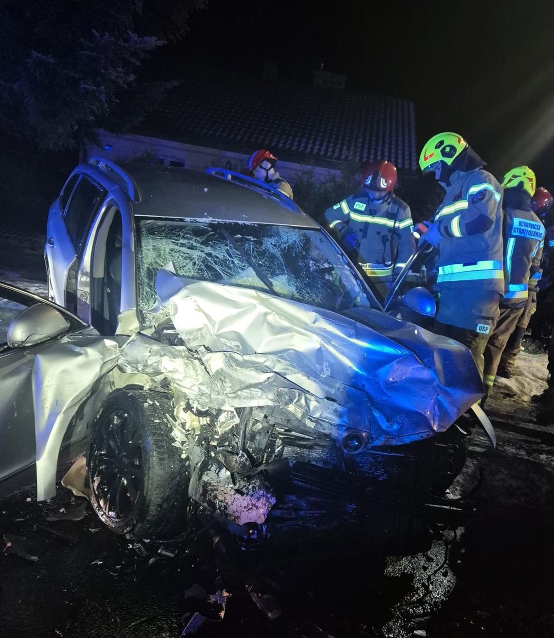Czołowe zderzenie: sześć osób trafiło do szpitala Czołowe zderzenie: sześć osób trafiło do szpitala