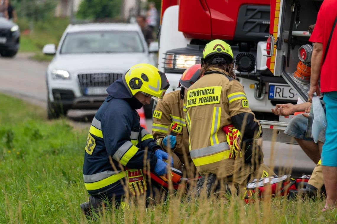 Czołowe zderzenie w Wańkowej. W autach jechało dziewięć osób, w tym troje dzieci Czołowe zderzenie w Wańkowej. W autach jechało dziewięć osób, w tym troje dzieci