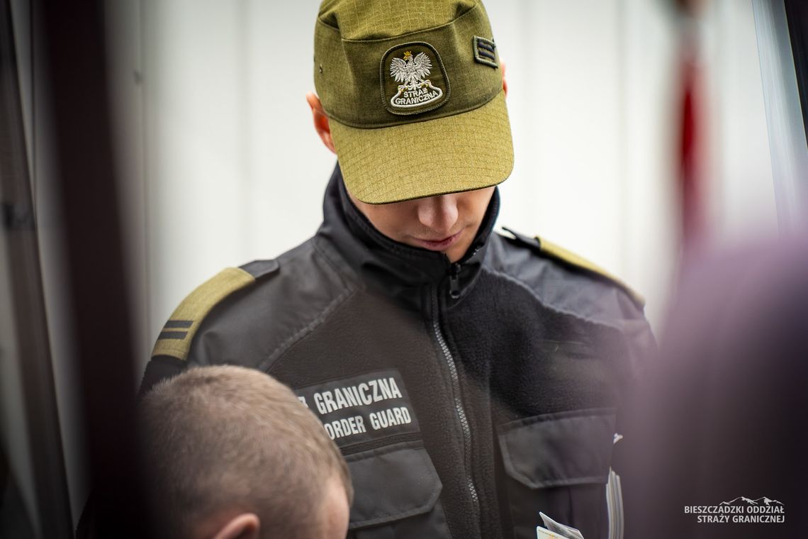 Czterech cudzoziemców ukrywało się w naczepie ciężarówki. Wydostali się na stacji paliw pod Rzeszowem Czterech cudzoziemców ukrywało się w naczepie ciężarówki. Wydostali się na stacji paliw pod Rzeszowem