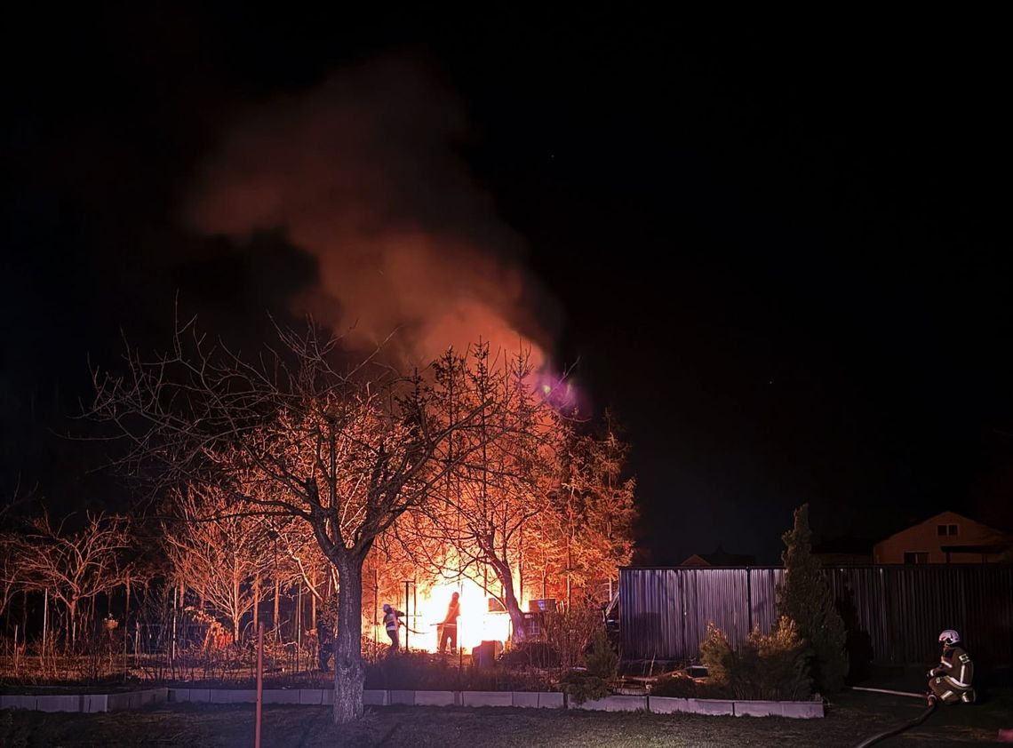 Czujni sąsiedzi i szybka reakcja strażaków. Pożar w Sieniawie opanowany [ZDJĘCIA]