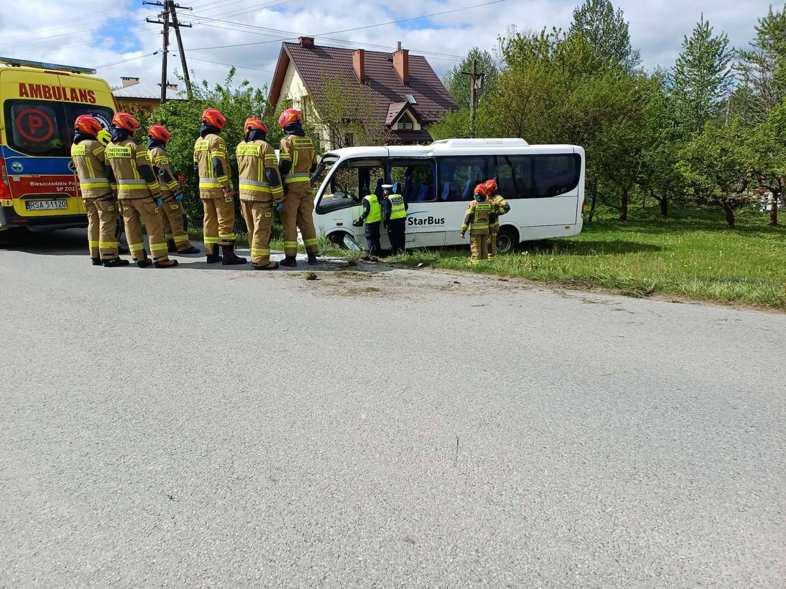 Dachowanie autobusu! Trzy osoby ranne, na miejscu lądował śmigłowiec LPR