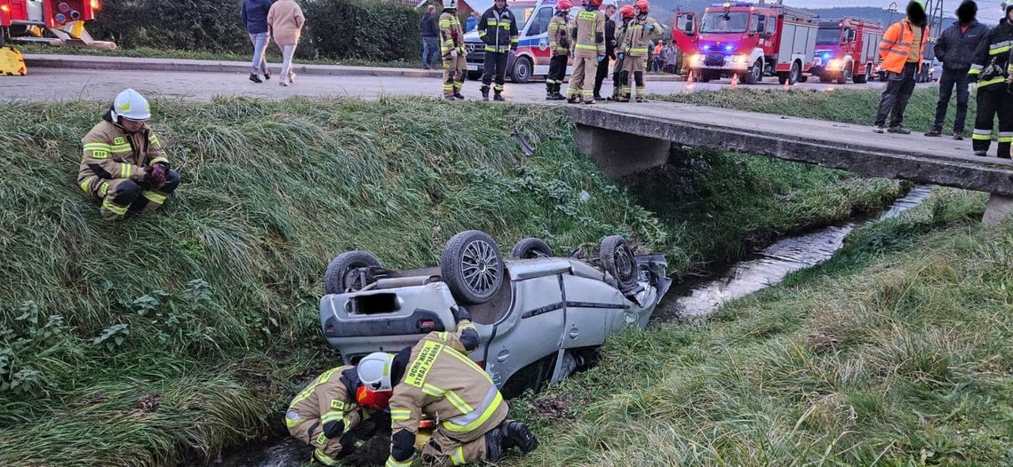 Dachowanie peugeota w Golcowej. Ranne 4-letnie dziecko