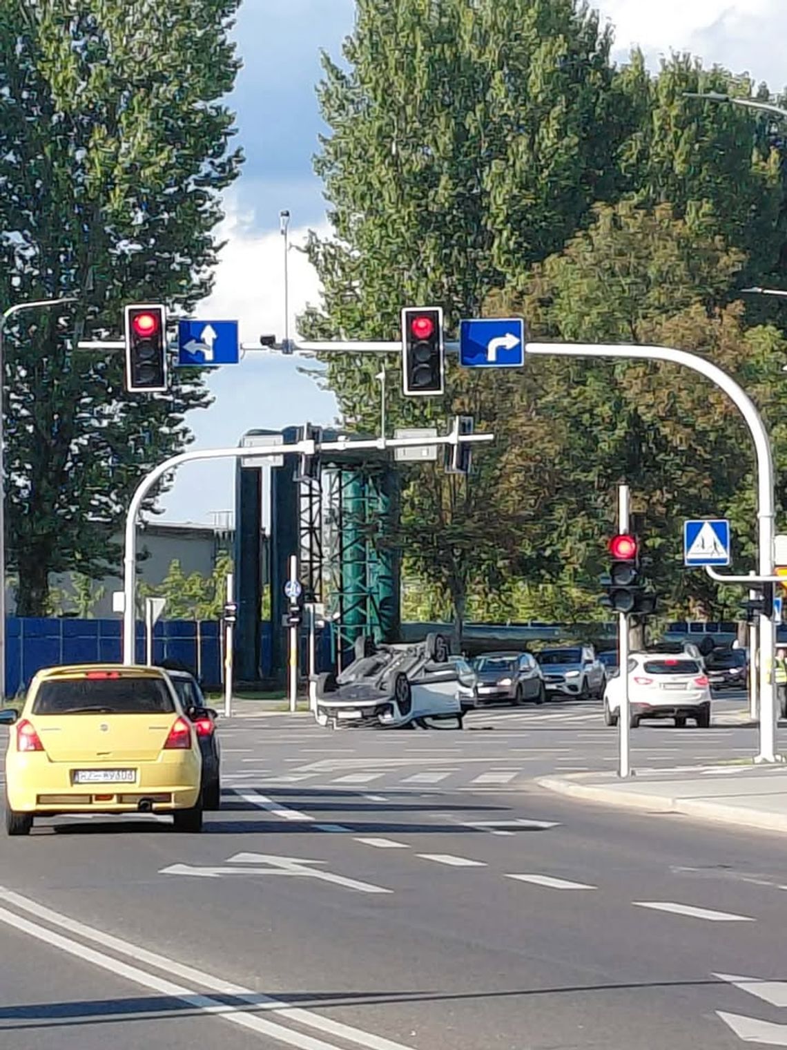 Dachowanie samochodu z kobietą i dzieckiem. Dwie osoby ranne, kierowca Jeepa bez uprawnień Dachowanie samochodu z kobietą i dzieckiem. Dwie osoby ranne, kierowca Jeepa bez uprawnień
