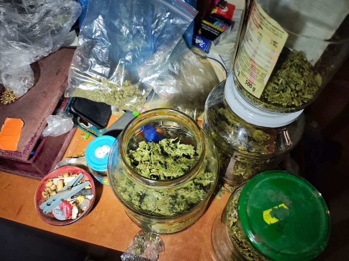 Demolka na parkingu w Wysokiej Głogowskiej. Pijany wandal ukrywał prawie kilogram narkotyków