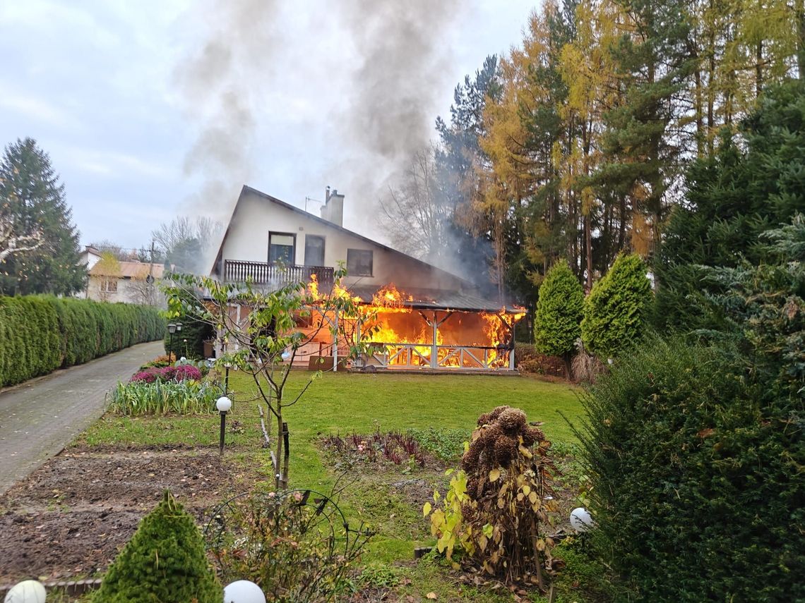 Dzieci zauważyły pożar domu na Zwięczycy, ich rodzice zaczęli go gasić [ZDJĘCIA, WIDEO]