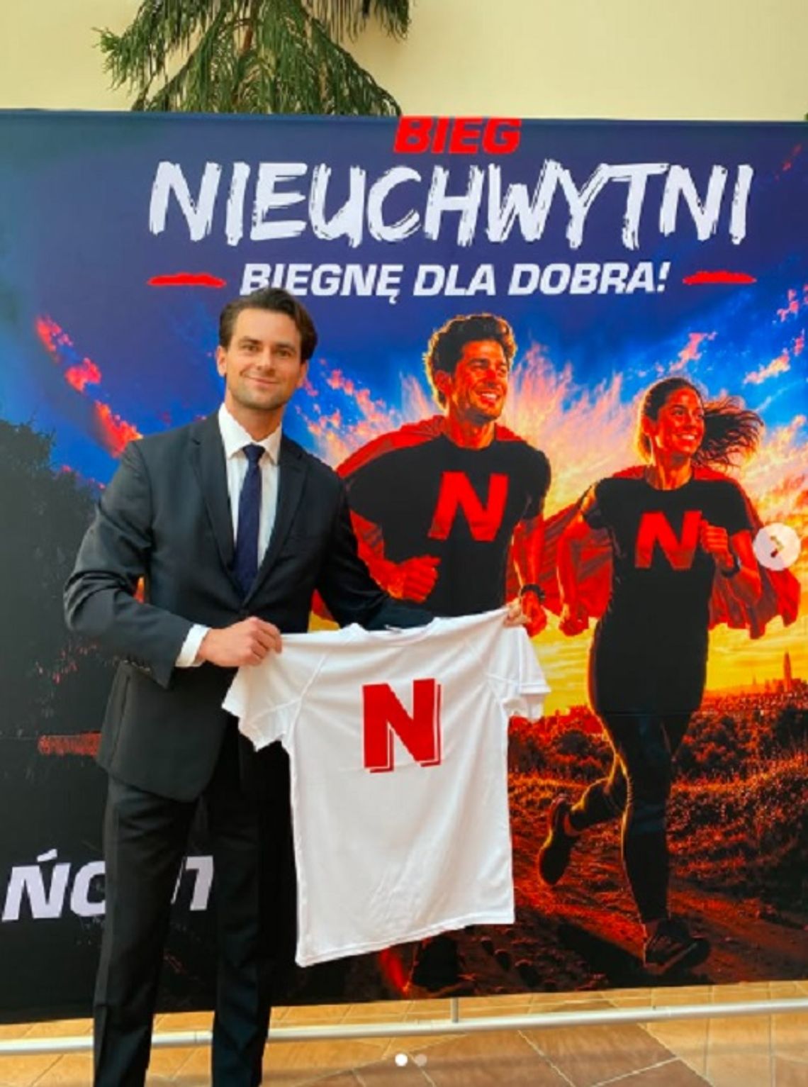 Dr Marcin Król nie zwalnia! Ponownie pobiegł w garniturze - tym razem dla Igi Dr Marcin Król nie zwalnia! Ponownie pobiegł w garniturze - tym razem dla Igi