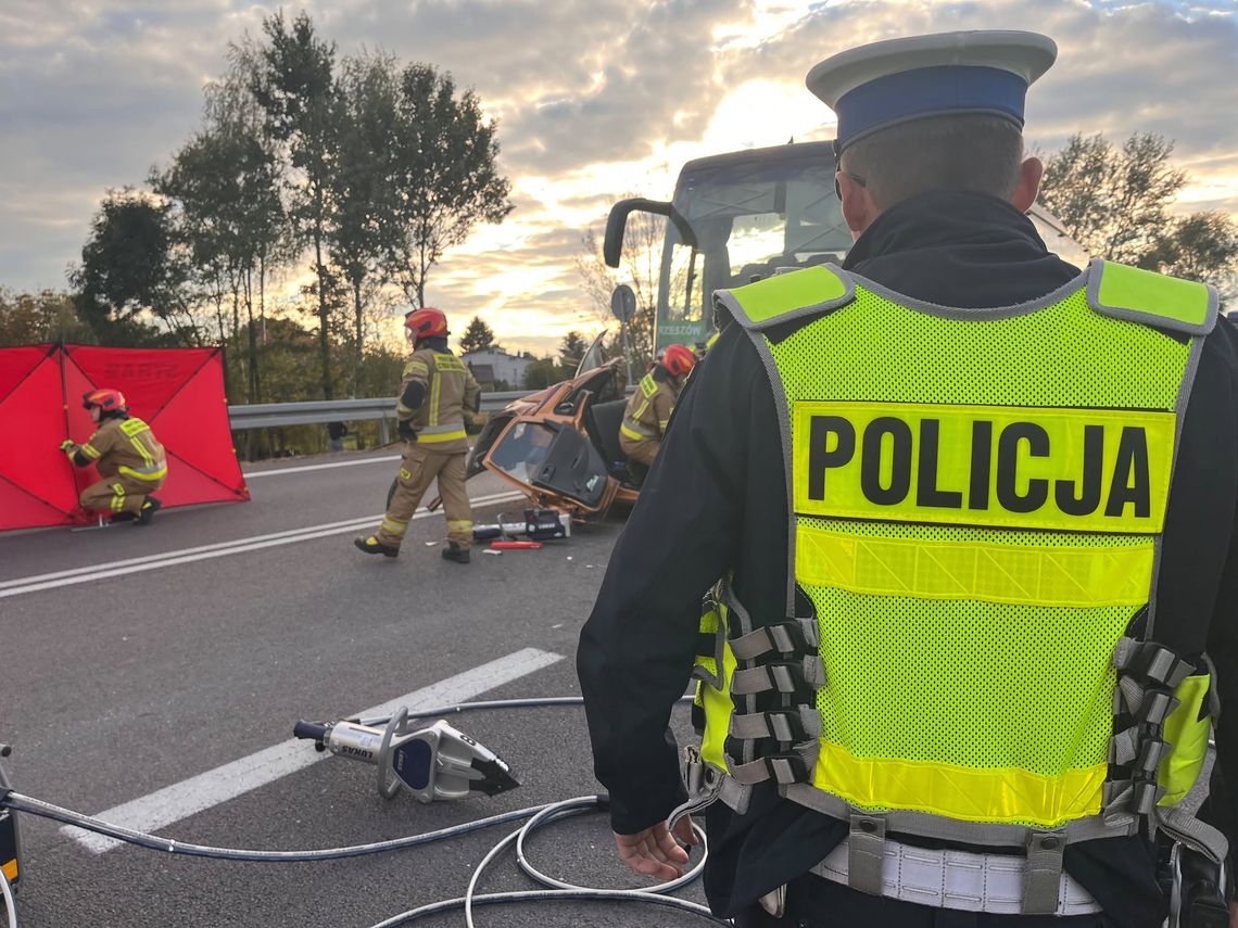 Dramat na DK9. Opel wjechał pod autobus! Dwie kobiety poniosły śmierć na miejscu Dramat na DK9. Opel wjechał pod autobus! Dwie kobiety poniosły śmierć na miejscu