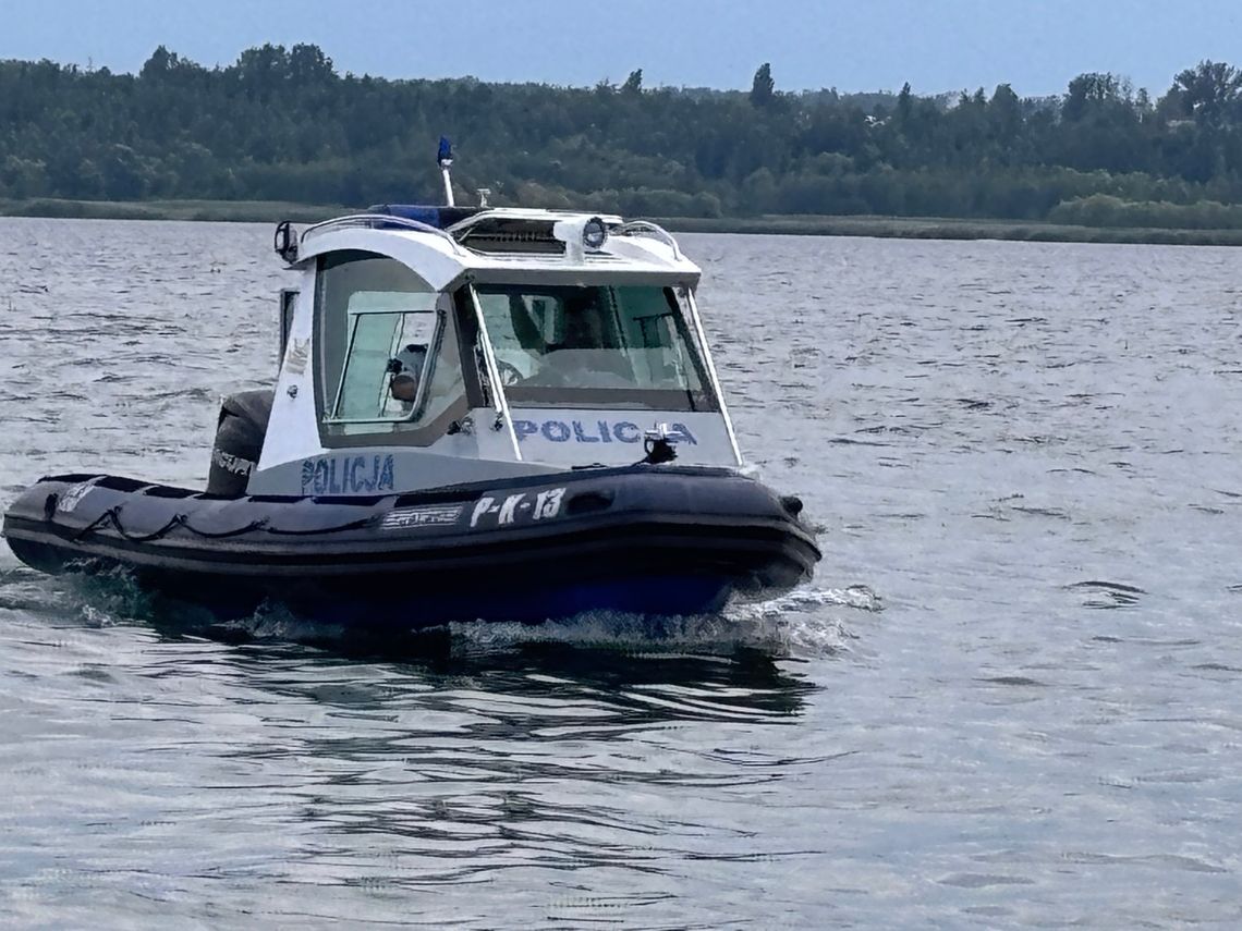 Dramatyczna akcja na Jeziorze Tarnobrzeskim. Policyjni wodniacy uratowali ojca z 12-letnim synem Dramatyczna akcja na Jeziorze Tarnobrzeskim. Policyjni wodniacy uratowali ojca z 12-letnim synem