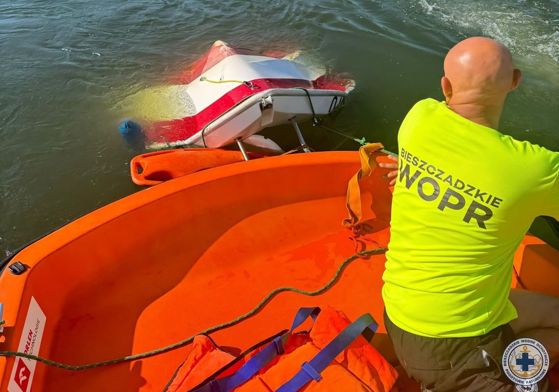 Dramatyczna akcja ratunkowa na Jeziorze Solińskim. Cztery osoby w wodzie, łódź prawie zatonęła Dramatyczna akcja ratunkowa na Jeziorze Solińskim. Cztery osoby w wodzie, łódź prawie zatonęła
