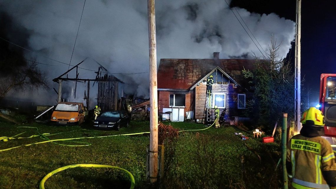 Dramatyczna noc w Komańczy. Pożar strawił dom i budynek gospodarczy [ZDJĘCIA]