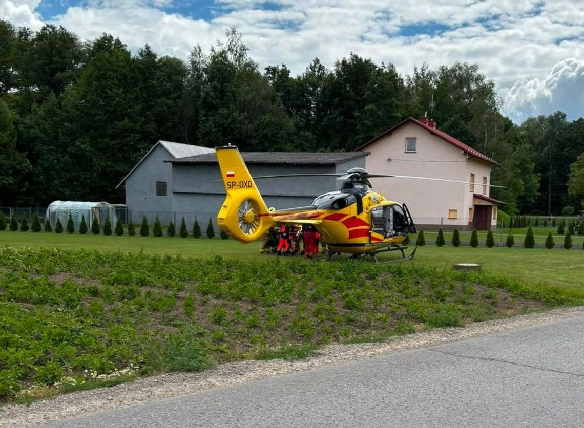 Dramatyczny wypadek w Niechobrzu. Szybka akcja policjantów uratowała życie 44-latka