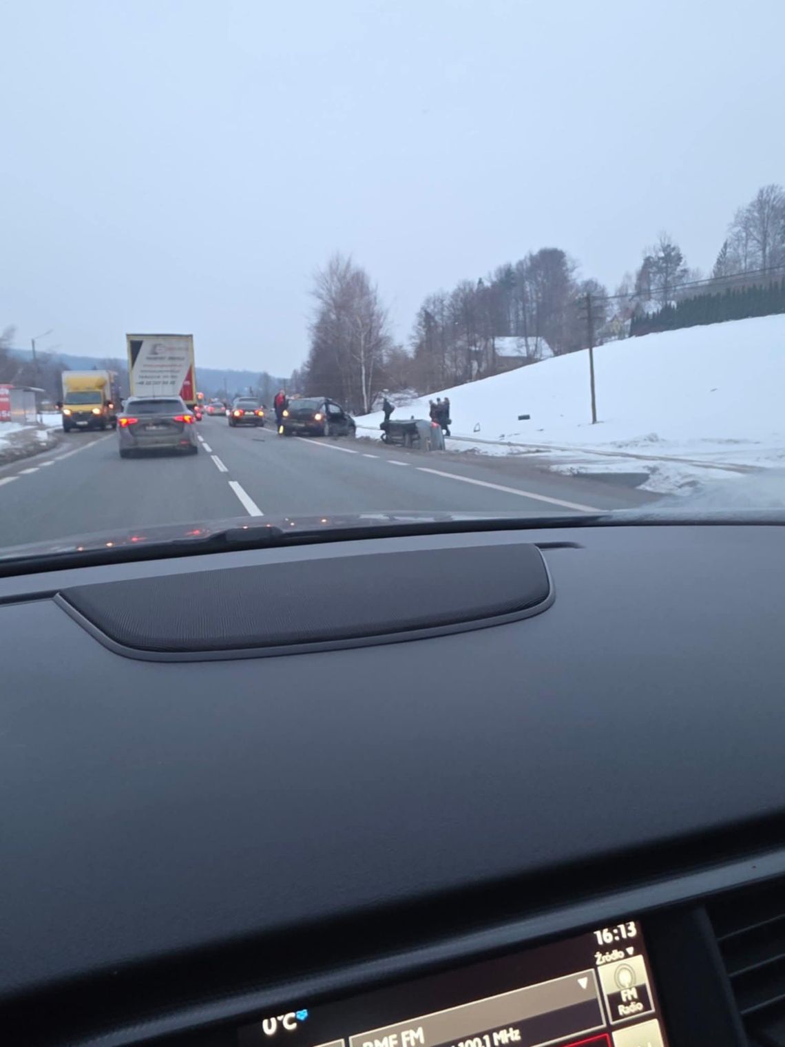 Droga  krajowa nr 19 w Baryczce zablokowana: zderzenie 3 pojazdów