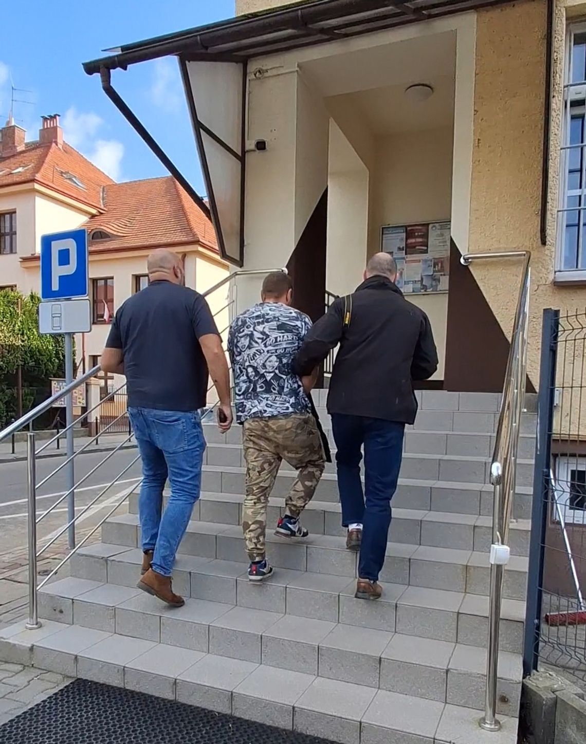 Dwaj mężczyźni zaatakowali siedzące na przystanku kobiety. Grozi im nawet 10 lat więzienia
