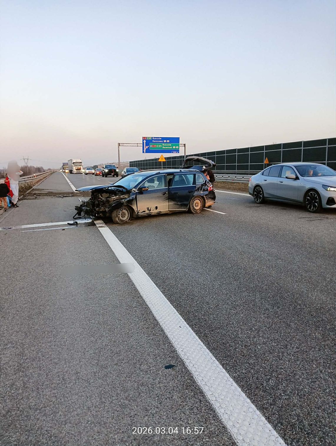 Dwie kolizje na A4. W Bratkowicach auto z dziećmi uderzyło w bariery