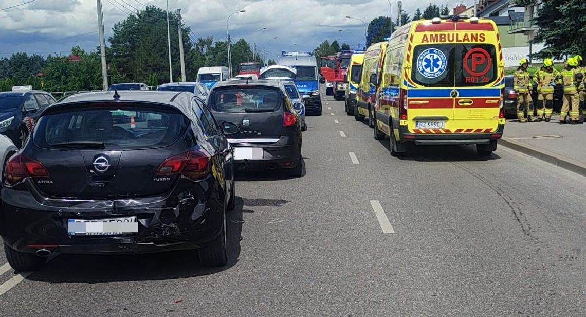 Dwie osoby ranne po zderzeniu trzech pojazdów na ul. Sikorskiego