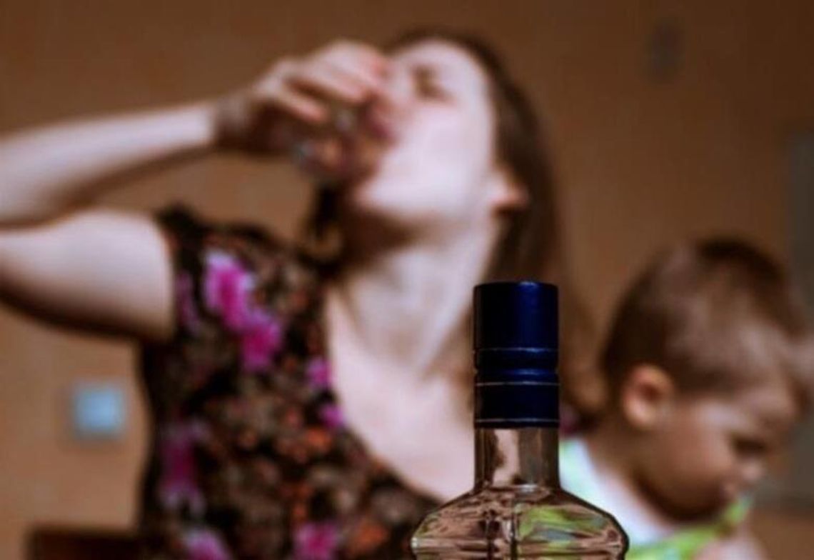 Dzieci w wieku 6 i 15 lat pod opieką nietrzeźwej matki