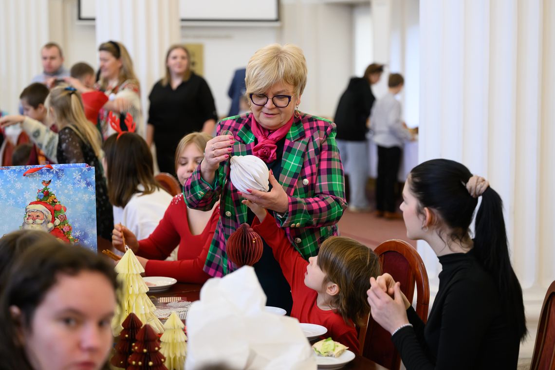 Dzieci z domów dziecka ubrały choinkę w Podkarpackim Urzędzie Wojewódzkim