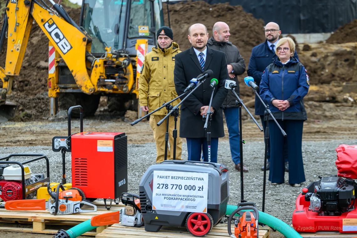 Dzięki inwestycjom na Podkarpaciu będzie bezpieczniej. Ponad 1800 zadań w realizacji Dzięki inwestycjom na Podkarpaciu będzie bezpieczniej. Ponad 1800 zadań w realizacji