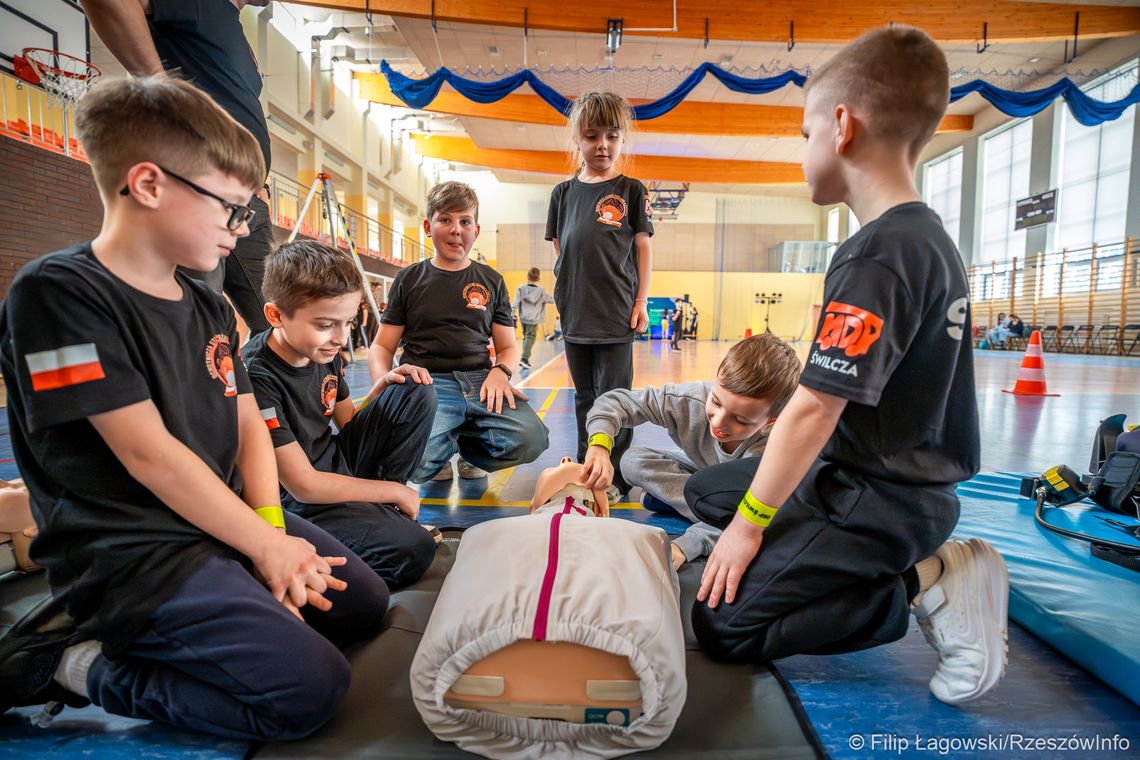 Edukacja i zabawa pod jednym dachem. OSP Świlcza zainaugurowała bezpieczne ferie [ZDJĘCIA]