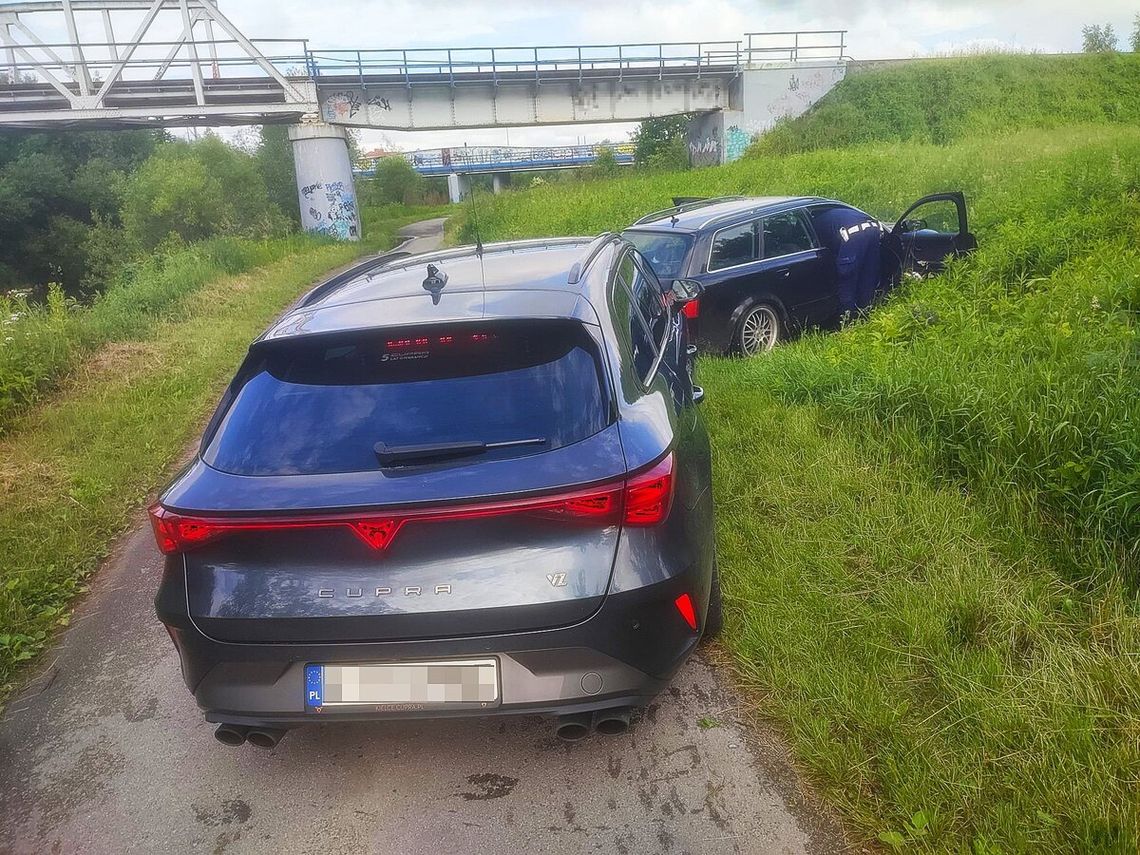 Kierowca Audi uciekał, pasażer wyrzucał narkotyki, a w tle wpadł kolejny diler Kierowca Audi uciekał, pasażer wyrzucał narkotyki, a w tle wpadł kolejny diler